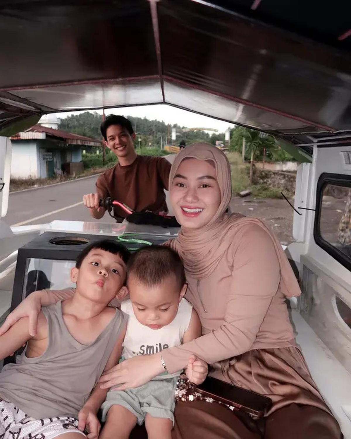 6 Potret Kegiatan Rey Mbayang di Kampung Halaman, Mudik Lebaran Bareng Anak dan Istri