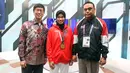 CDM Asian Games 2018, Komjen Pol Syafruddin dan Atlet Taekwondo Defia Rosmaniar foto bersama dengan COO Emtek Group Sutanto Hartono saat berkunjung ke SCTV, Senayan City, Jakarta, Senin (20/8). (Liputan6.com/Johan Tallo)