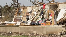 Amanda Lopez, dari McGregor, menyelamatkan barang-barang dari rumah temannya Michelle Light, sehari setelah tornado menghancurkan rumah di FM 2843 dan Cedar Valley Road dekat Salado, Texas (13/4/12). (Jay Janner/Austin American-Statesman via AP)