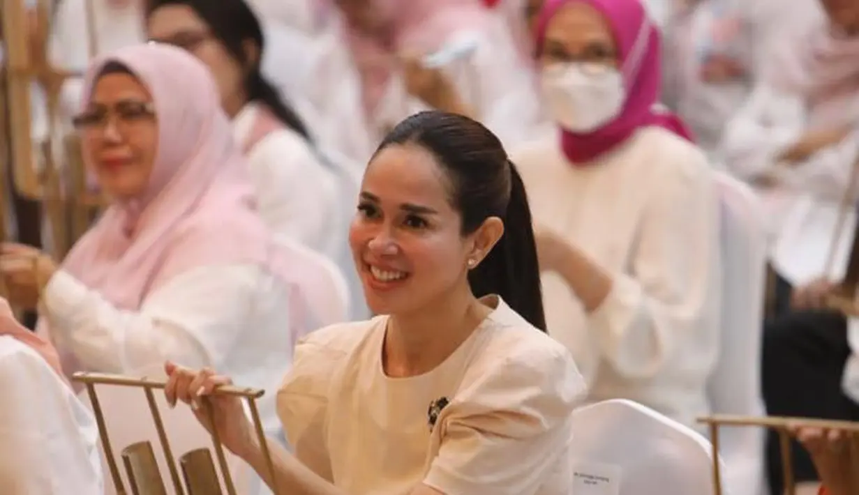 Loemongga Haoemasan tampil memesona dalam balutan dress yang simpel berwarna putih gading. Tampilan simpelnya ini dihiasi dengan bros mungil. [Foto: Instagram]