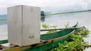 Kotak suara aluminium digunakan untuk menutupi mesin perahu nelayan di Danau Limboto, Gorontalo, Sabtu (26/1). Logo KPU masih terlihat jelas pada kotak suara aluminium tersebut. (Liputan6.com/Arfandi Ibrahim)