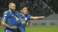Claudir Marini Jr (kiri) menunjukkan perut buncitnya dalam selebrasi gol yang dicetak ke gawang PSM Makassar, Rabu (27/11/2019). (Bola.com/Vincentius Atmaja)