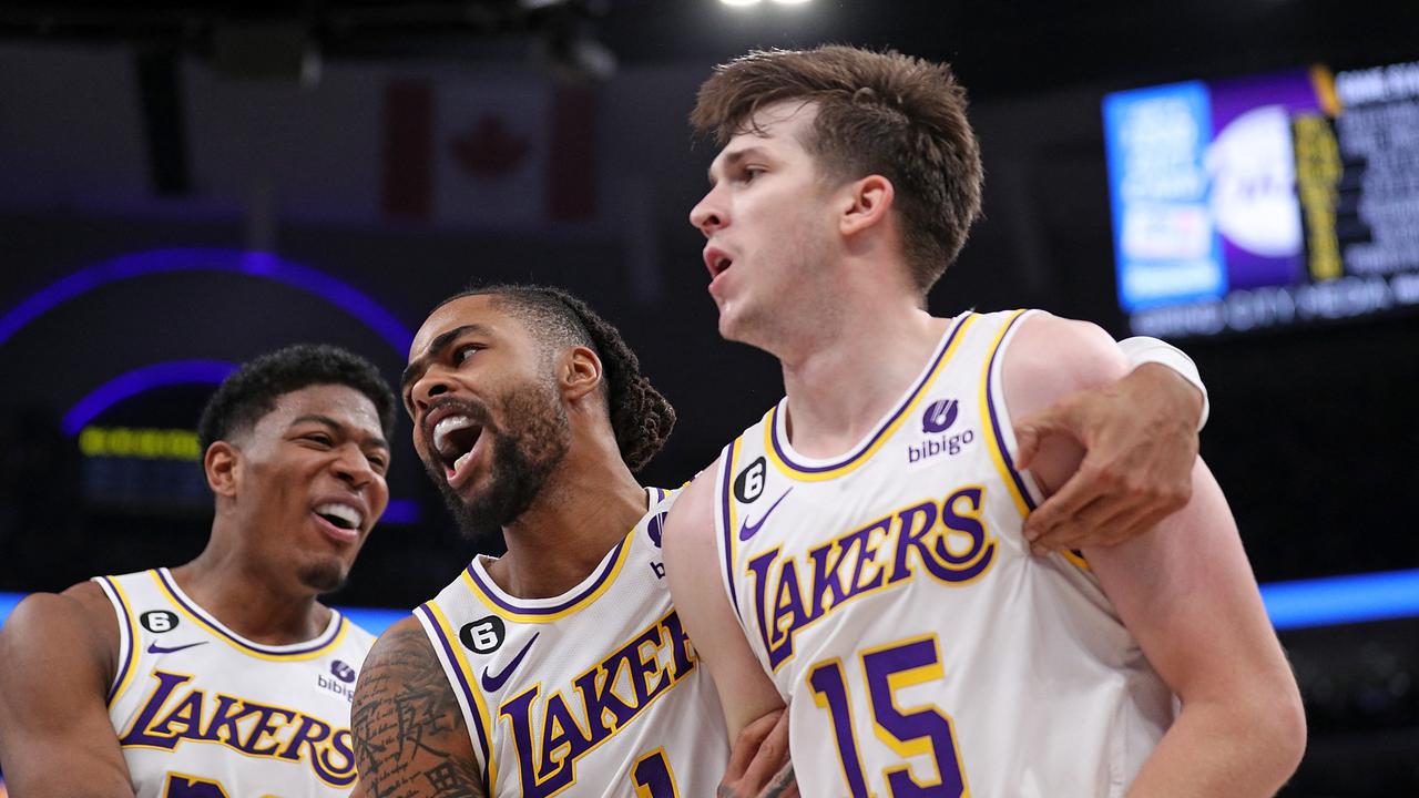 Selebrais pemain Lakers saat mengalahkan Grizzlies di play-off NBA