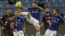 Gelandang Inter Milan Hakan Calhanoglu mengontrol bola saat melawan  rival sekota AC Milan dalam pertandingan final Piala Super Italia 2022 di King Fahd International Stadium, Riyadh, Arab Saudi, Kamis (19/1/2023) dini hari WIB. Inter tampil lebih baik sejak menit pertama dengan memberikan lebih banyak tekanan ke pertahanan Milan. (AP Photo/Hussein Malla)