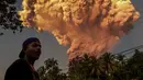 Seorang penduduk desa menyaksikan letusan Gunung Lewotobi Laki-Laki yang terlihat dari desa Talibura di Sikka, Nusa Tenggara Timur, pada 17 Juni 2025. (Foto oleh AFP)