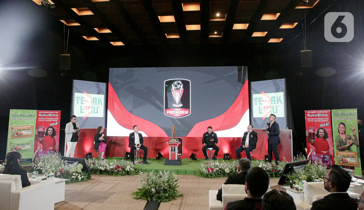Menteri Pemuda dan Olahraga Zainudin Amali (ketiga kanan) bersama Ketua Umum PSSI Mochamad Iriawan (ketiga kiri), Direktur Programming SCM Harsiwi Achmad (kedua kiri), dan Plt Direktur Utama PT LIB Sudjarno (kedua kanan) pada acara launching Piala Presiden 2022 di SCTV Tower, Senayan City, Jakarta, Senin (6/6/2022). Sebanyak 18 klub Liga 1 bakal ikut serta dalam kejuaraan Piala Presiden 2022 dan berlangsung di empat kota selama fase grup. (Liputan6.com/Faizal Fanani)
