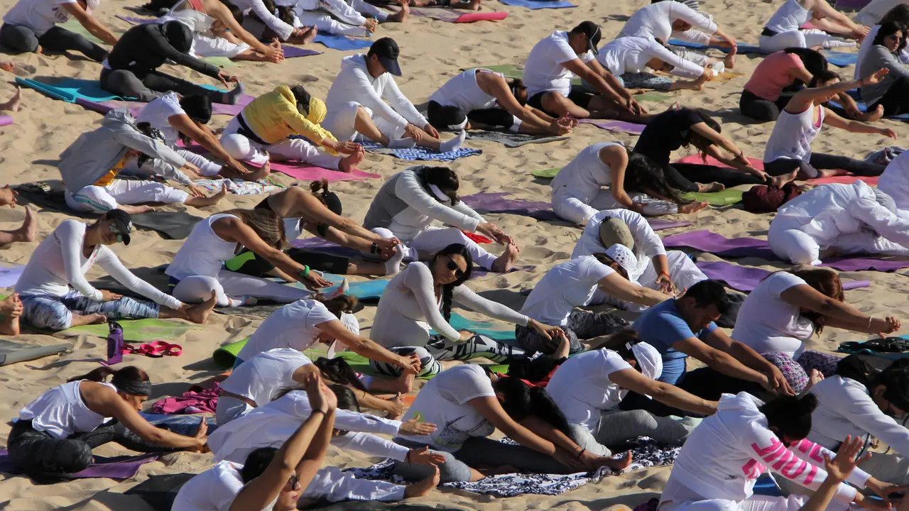 Latihan Yoga di Gurun Pasir