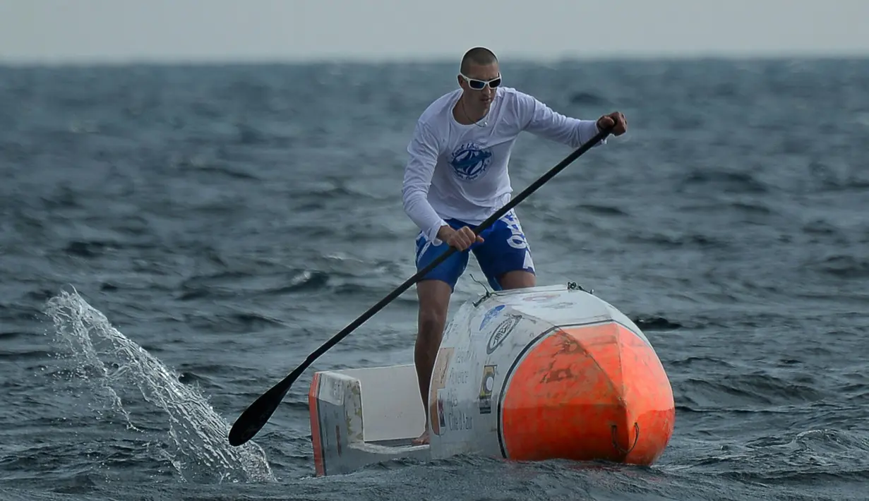 Nicolas Jarossay saat berlatih dengan papan selancar dayung atau Stand Up Paddel (SUP) di perairan lepas Martigues, Perancis, Selasa (15/3). Jarossay berencana akan melakukan aksi nekat dengan menyeberangi Samudera Atlantik. (AFP/BORIS HORVAT)