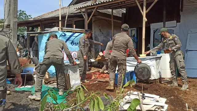 Satpol PP Kota Depok saat menertibkan bangunan di lahan bekas RPH milik Pemerintah Kota Depok.