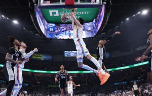 Pemain Thunder Chet Holmgren melakukan dunk saat melawan Spurs di game kelima final Wilayah Barat NBA 2026 (AFP)