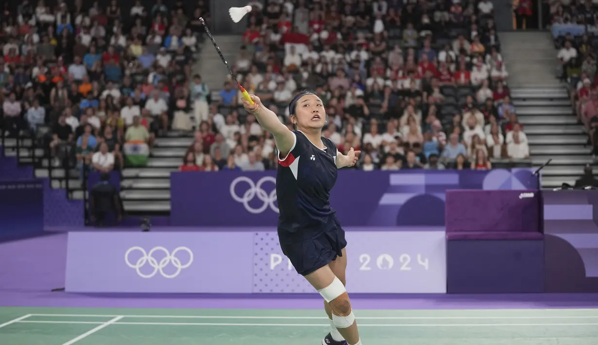 Pebulu tangkis tunggal putri Korea Selatan, An Se-young berusaha mengembalikan bola lambung saat menghadapi wakil Indonesia, Gregoria Mariska Tunjung pada laga semifinal nomor tunggal putri cabor bulu tangkis Olimpiade Paris 2024 di Porte de La Chapelle Arena, Paris, Minggu (4/8/2024). An Se-young menang rubber-game 11-21, 21-13 dan 21-16. (AP Photo/Kin Cheung)