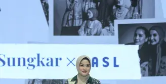 Tampilannya yang anggun dan elegan memancarkan kesan baru yang jarang terlihat dari aktris ini. [Dok/Fimela/Adrian Utama P].