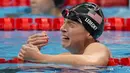 Perenang Amerika Serikat, Katie Ledecky menangis terharu setelah memenangkan final gaya bebas 1500 meter putri Olimpiade Tokyo 2020, pada 28 Juli 2021, di Tokyo, Jepang. (AP Photo/Petr David Josek)