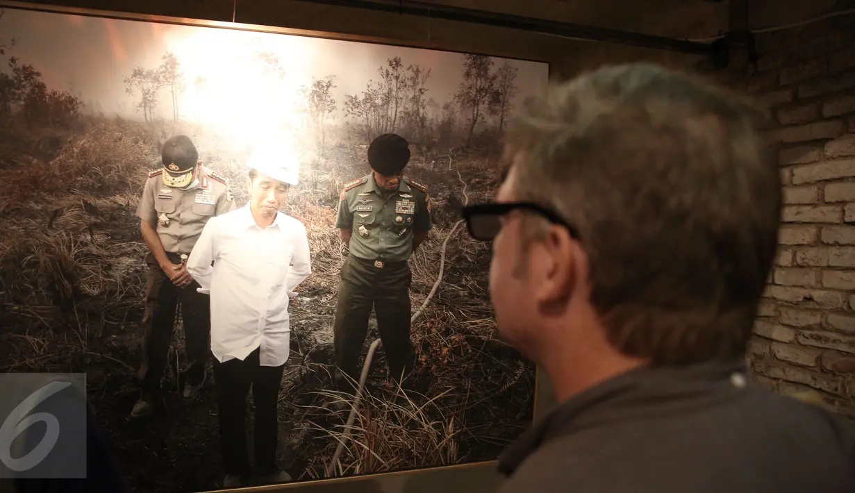 Pengunjung mengamati foto saat pameran foto Anugerah Pewarta Foto Indonesia (APFI) ke-VI di Gedung Bandung, Sabtu (9/4). APFI 2016 memamerkan 25 foto tunggal dan tiga foto seri terbaik sepanjang tahun 2015. (Liputan6.com/Faizal Fanani)
