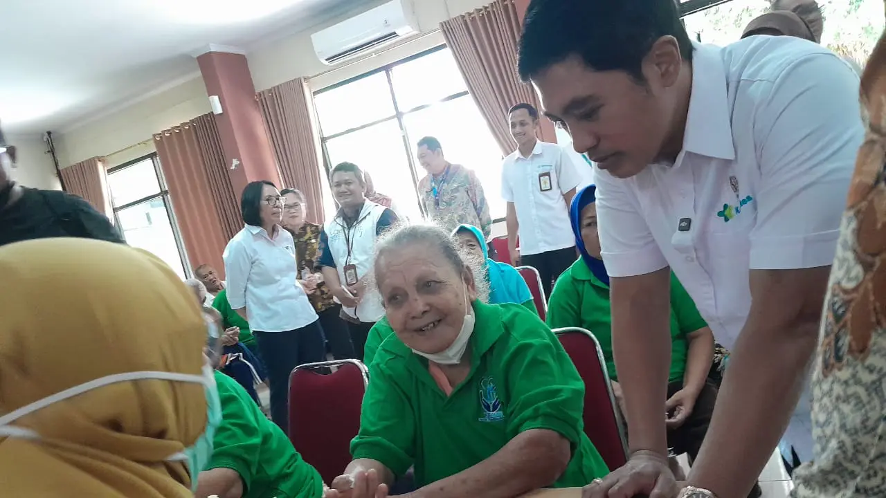 Wakil Menteri Kesehatan (Wamenkes) Dante Saksono Harbuwono meninjau pelaksanaan CKG di Panti Sosial Tresna Werdha Budi Mulia 3 Cilandak Jaksel.