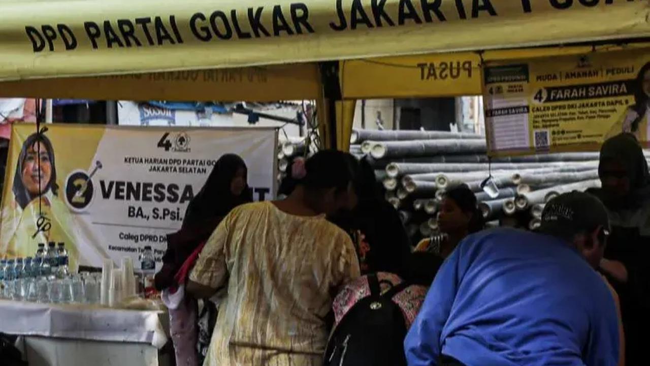 FOTO: Banner, Bendera hingga Tenda Caleg dari Sejumlah Parpol Hiasi Tempat Pengungsian Korban Kebakaran Manggarai