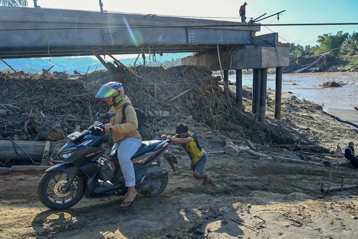 FOTO: Rakit Mandiri Jadi Akses Warga Pasca Putusnya Jembatan Ulee Jalan