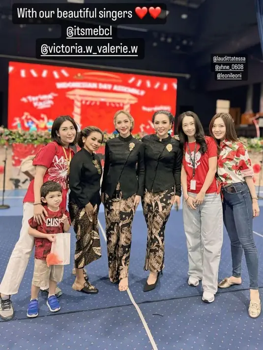 Kebaya janggan tersebut ia padukan bersama kain batik warna coklat. [@itsmebcl].