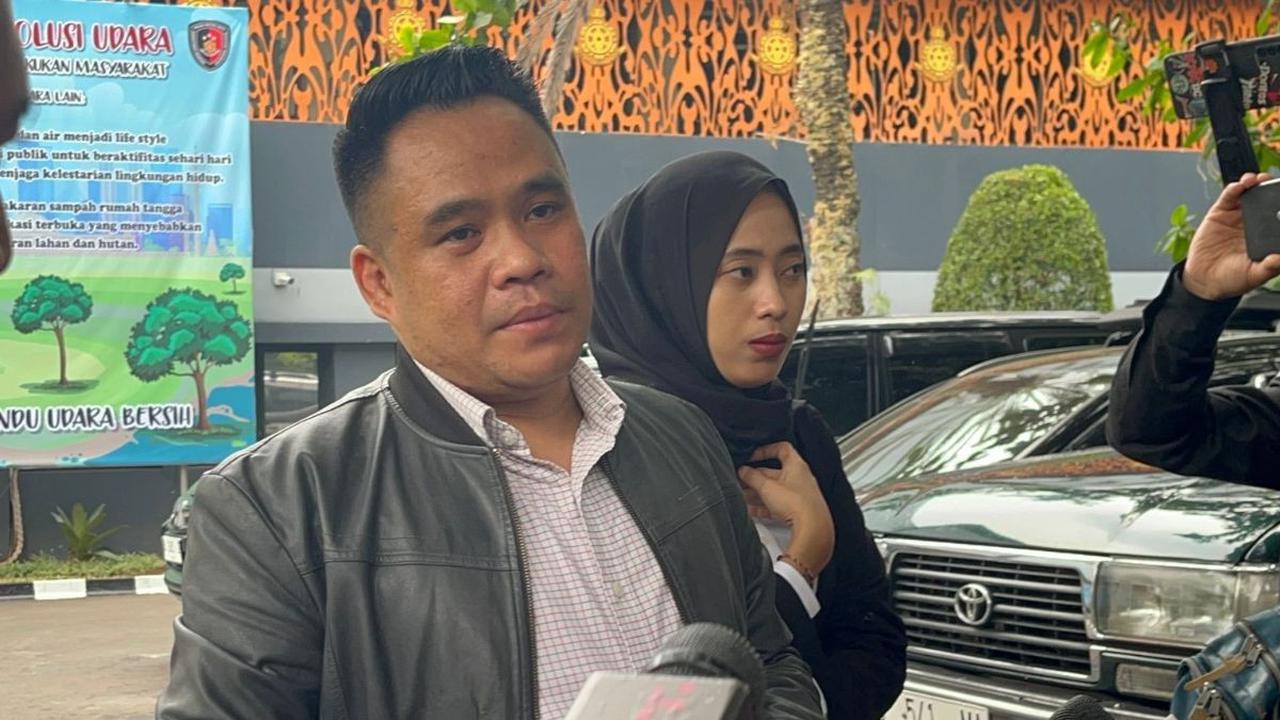 Acong Latief berdalih kliennya menjadi korban karena dipaksa untuk memerankan adegan film dewasa.<br>