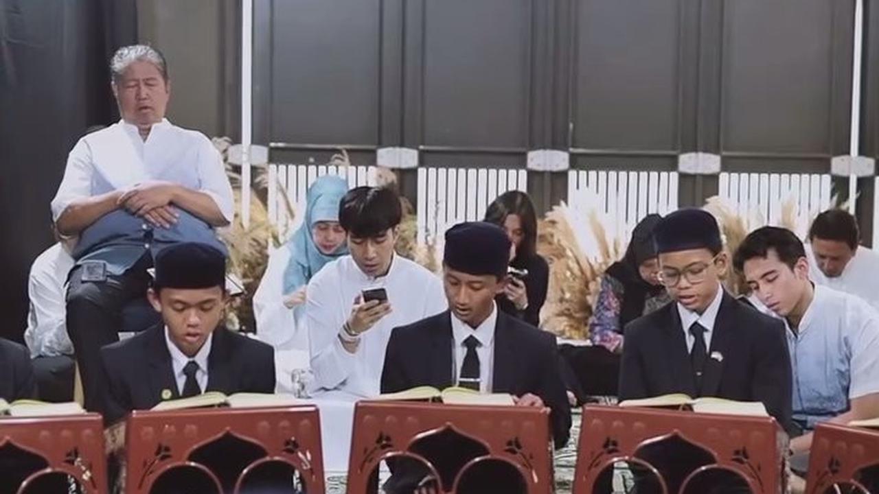 7 Potret Vidi Aldiano dan Keluarga Khotmil Quran Bersama Anak Pesantren, Penampilan Sheila Dara Tak Berhijab Jadi Sorotan