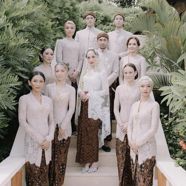 6 Potret BCL Bareng Bridesmaid dan Bridesman, Aishah Sinclair