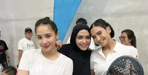 Nagita Slavina dan Caca Tengker tampil memukau dengan outfut sederhana bernuansa pink putih, Gaya rambut yang ditata dengan kepangan berhasil hadirkan gaya menggemaskan.