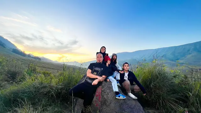 6 Potret Liburan Mulan Jameela dan Ahmad Dhani Ke Bromo Bersama Buah Hati