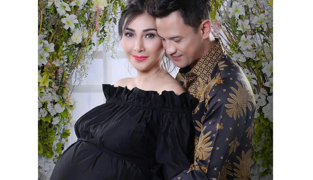 Tidak lama lagi, pasangan Lucky Perdana dan Veronica menimang bayi. Seperti diketahui, istri bintang sinetron itu tengah hamil besar dan diperkirakan melahirkan pada bulan April. (Instagram/malibu62studio)