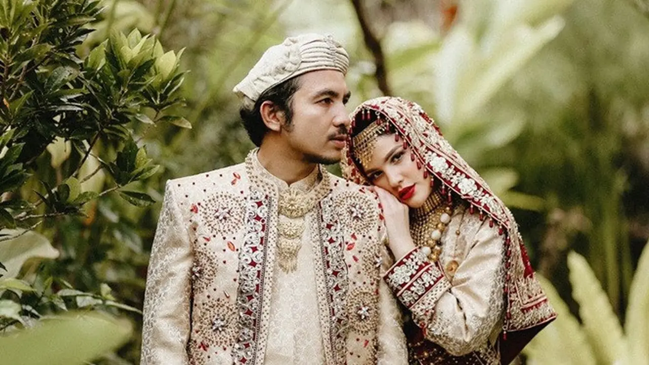 8 Potret Mesra Komo Ricky dan Istri, Umumkan Kehamilan Setelah 3 Tahun Menanti
