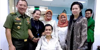 Julia Perez sedang menjalani proses kemoterapi di Rumah Sakit Cipto Mangunkusumo (RSCM). Doa dari para penggemar, sahabat hingga politisi terus mengalir guna memberikan semangat untuk kesembuhannya. (Instagram/juliaperrezz)