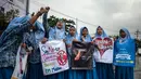 Sejumlah pelajar menggelar demonstrasi menolak perayaan Hari Valentine di Surabaya, Jawa Timur, Kamis (14/2). Demonstrasi menolak Valentine sering terjadi di Indonesia. (Juni Kriswanto/AFP)