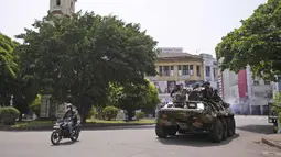 Tentara Sri Lanka berpatroli selama jam malam di Kolombo, Rabu, 11 Mei 2022. Kementerian pertahanan Sri Lanka pada Selasa memerintahkan pasukan keamanan untuk menembak siapa pun yang menyebabkan korban jiwa atau properti publik untuk mencegah pembakaran yang meluas dan kekerasan massa yang menargetkan pendukung pemerintah. (AP Photo/Eranga Jayawardena)