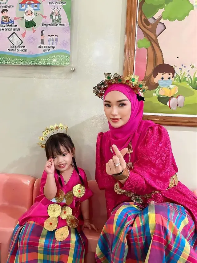 zaskia dan Anaknya Kompak Memakai Baju Adat Bodo (Sumber : Instagram/@zaskia_gotix)
