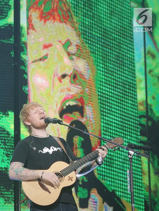 Ed Sheeran saat tampil menghibur penggemar dalam konser Divide World Tour 2019 di Stadion Utama Gelora Bung Karno, Jakarta Pusat (3/5/2019). Ed Sheeran membuka konser dengan lagu "Castle On The Hills". (Fimela.com/Bambang E. Ros)