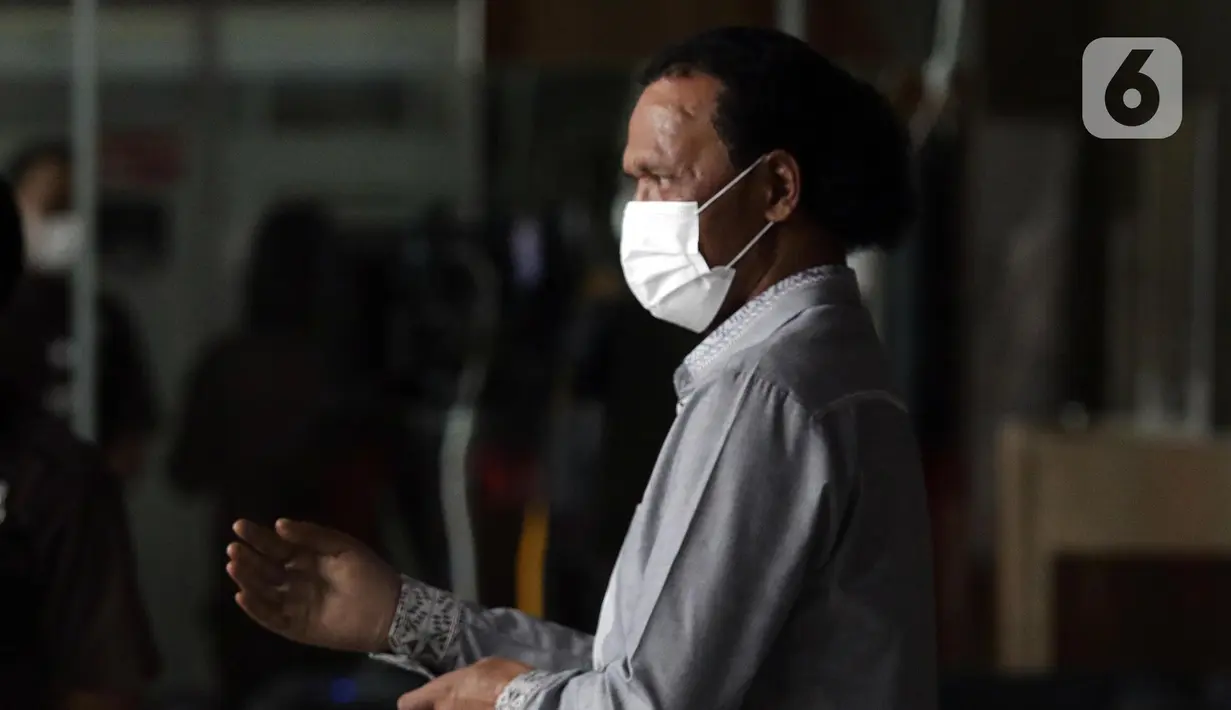 Rosario de Marshall alias Hercules, Tenaga Ahli PD Pasar Jaya, usai menjalani pemeriksaan di Gedung Merah Putih Komisi Pemberantasan Korupsi (KPK), Jakarta, Kamis (19/1/2023). Sebelumnya, KPK telah menetapkan sebanyak 14 tersangka dalam kasus dugaan suap penangan perkara di MA, termasuk Hakim Agung nonaktif, Sudrajad Dimyati dan Gazalba. (Liputan6.com/Helmi Fithriansyah)