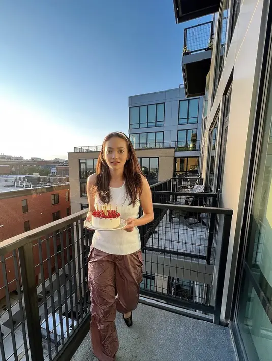 Enzy Storia memiliki pesona yang tak terbantahkan. Bahkan ia tak ragu mengunggah foto dirinya tanpa makeup. [Foto: Instagram/ Enzy Storia]