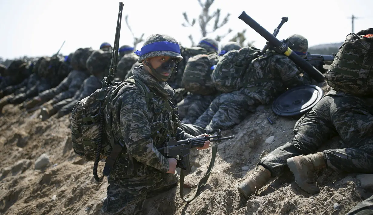 Pasukan militer Korea Selatan saat mengikuti latihan militer bersama pasukan Amerika di Pohang , Korea Selatan, (12/3). Latihan yang bernama Key Resolve dan Foal Eagle akan menjadi yang terbesar yang pernah dilakukan. (REUTERS / Kim Hong - Ji)