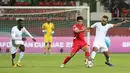 Striker Korea Utara, Han Kwang-Song (kedua kanan) berebut bola dengan pemain Arab Saudi Abdullah Otayf selama grup E Piala Asia 2019 di Maktoum Bin Rashid Al- Stadion di Dubai (8/1/2019). Juventus resmi meminjam Han Kwang-song dari Cagliari dengan status pinjaman. (AFP Photo/Karim Sahib)