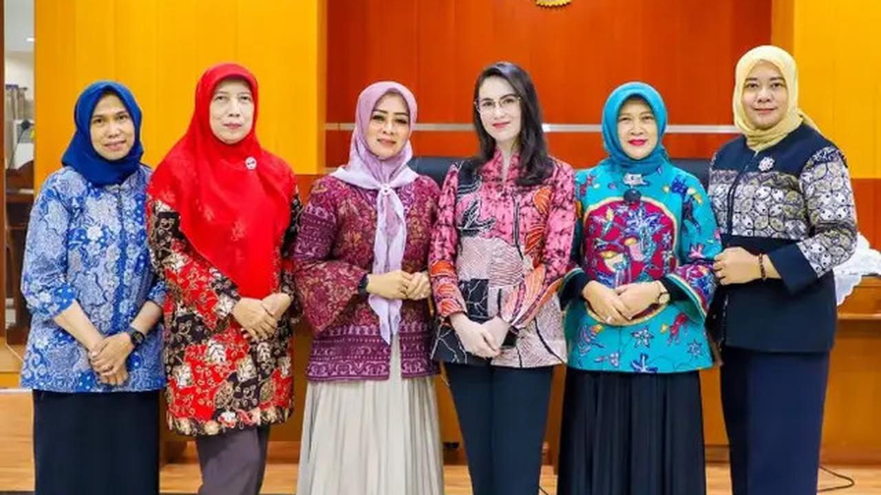 6 Outfit Ibu Pejabat ala Arumi Bachsin yang Penuh Wibawa, dari Batik Kekinian hingga Kebaya Elegan