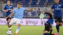 Striker bintang Lazio, Ciro Immobile melakukan tendangan saat menjamu Atalanta pada laga kedua Liga Italia Serie A di Stadion Olimpiade, Rabu (30/9/2020). Atalanta mampu menaklukkan tuan rumah Lazio dengan skor 4-1. (Alfredo Falcone/LaPresse via AP)