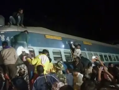 Kecelakaan kereta api terjadi pada Sabtu 21 Januari 2017 malam waktu setempat di Andhra Pradesh, India. Kereta tersebut sedang dalam perjalanan dari Jagdalpur ke Bhubaneswar, ibu kota negara bagian Odisha. (AP Photo)