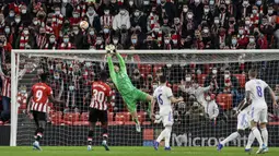 Tuan rumah Athletic Bilbao memperoleh peluang pertama di menit ke-9 melalui Dani Garcia. Tembakannya ke sudut kanan atas gawang Real Madrid masih mampu dihalau kiper Thibaut Courtois. (AP/Alvaro Barrientos)