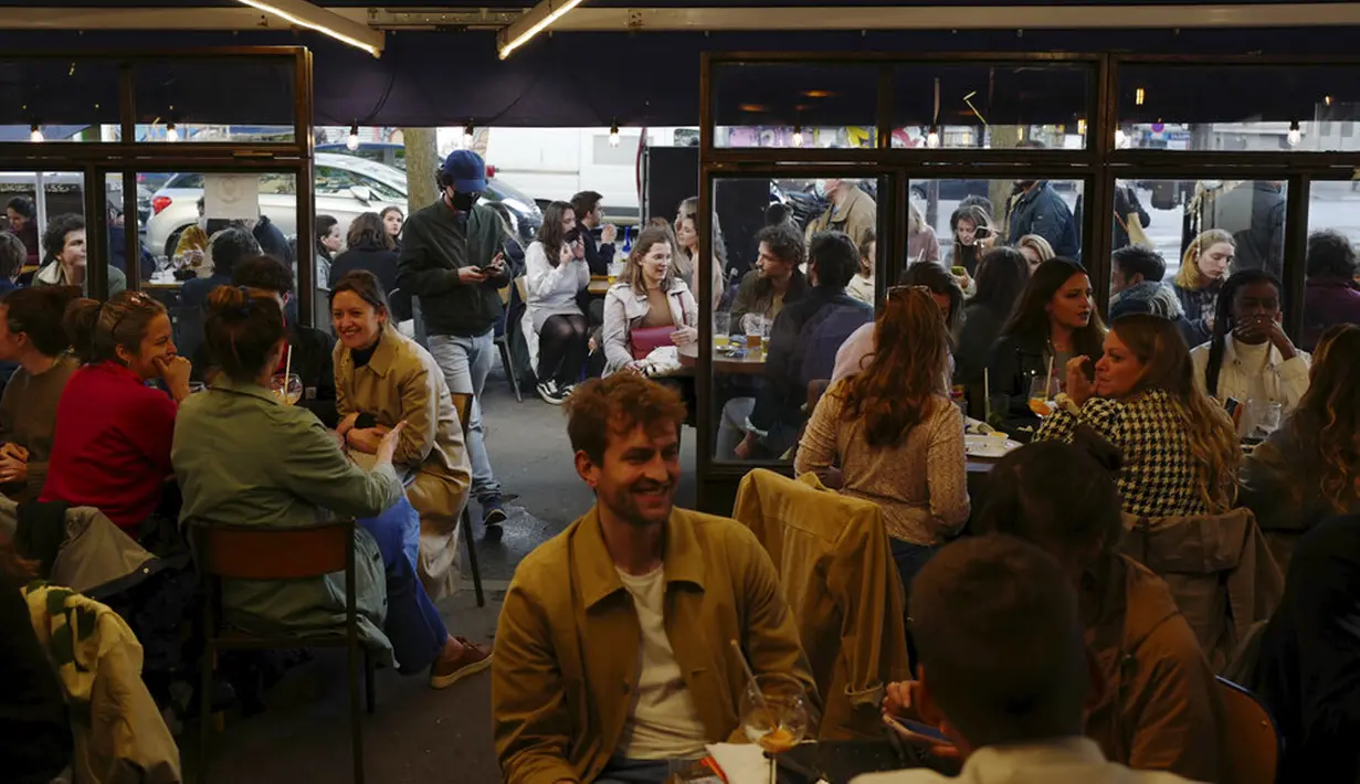 Warga duduk dalam kafe di Paris, Prancis, Rabu (19/5/2021). Prancis kembali membuka kafe dan restoran pada 19 Mei 2021 setelah ditutup lebih dari enam bulan karena pandemi virus corona COVID-19. (AP Photo/Rafael Yaghobzadeh)