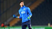 Altay Bayindir. Kiper muda Turki berusia 23 tahun ini telah 3 musim memperkuat Fenerbahce usai didatangkan dari klub lokal Ankaragucu pada awal musim 2019/2020. Bersama Fenerbahce ia telah tampil dalam 94 laga di semua ajang dengan torehan 23 kali clean sheet dan kebobolan 112 gol. (AFP/Ozan Kose)