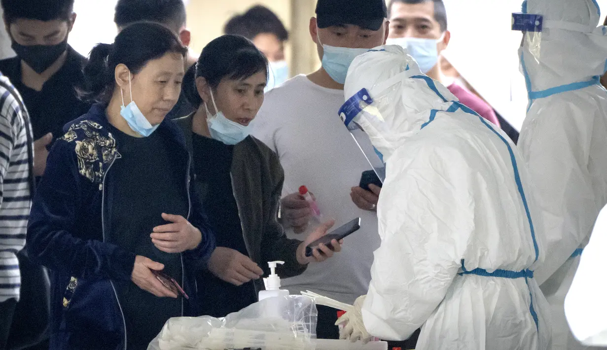<p>Orang-orang mendaftar untuk tes COVID-19 di fasilitas pengujian virus corona di Beijing, China, Sabtu (23/4/2022). Beijing dalam keadaan waspada setelah 10 siswa sekolah menengah dinyatakan positif COVID-19 pada hari Jumat, yang menurut pejabat kota sebagai putaran awal pengujian. (AP Photo/Mark Schiefelbein)</p>