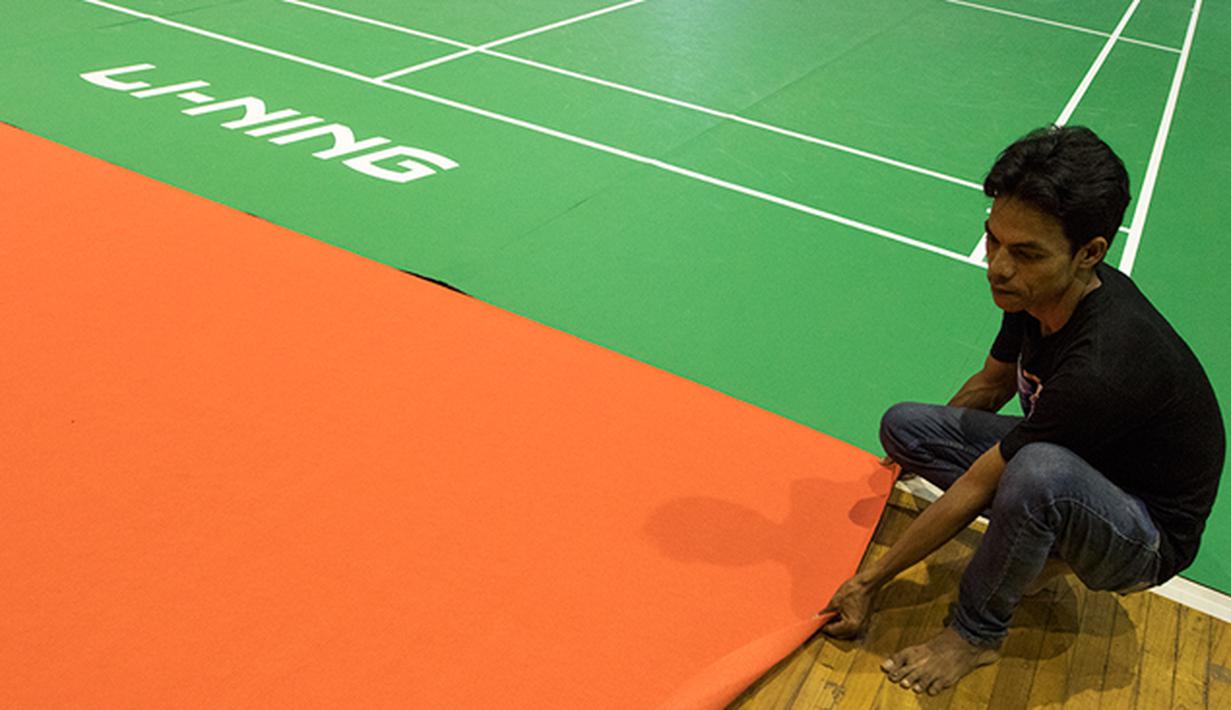 Pekerja merapihkan susunan karpet jelang Kejuaraan Dunia BWF di Istora Senayan, Jakarta, Rabu (5/8/2015). Kejuaraan ini sudah berlangsung selama 21 kali dalam kurun waktu 48 tahun. (Bola.com/Vitalis Yogi Trisna)