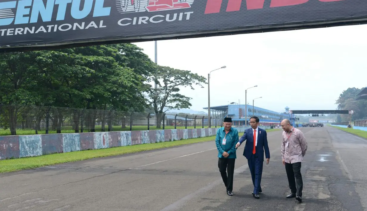 Presiden Joko Widodo (Jokowi) bersama pembalap, Tinton Suprapto dan Ananda Mikola meninjau Sirkuit Internasional Sentul, Bogor, Selasa (6/3). Kedatangan Jokowi guna mengecek kondisi fasilitas olah raga balap ini. (Liputan6.com/Pool/Kris-Biro Pers Setpres)