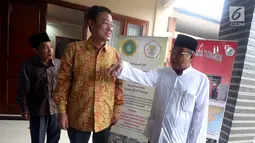 Ketum PBNU, Said Aqil Siradj (kanan) menyambut kedatangan Dubes RRT untuk Indonesia, Xie Feng di Ponpes Luhur Al Tsaqafah, Jakarta, Jumat (2/6). RRT dan PBNU akan meluncurkan Pusat Kajian Tiongkok di Universitas NU Indonesia (Liputan6.com/Johan Tallo)