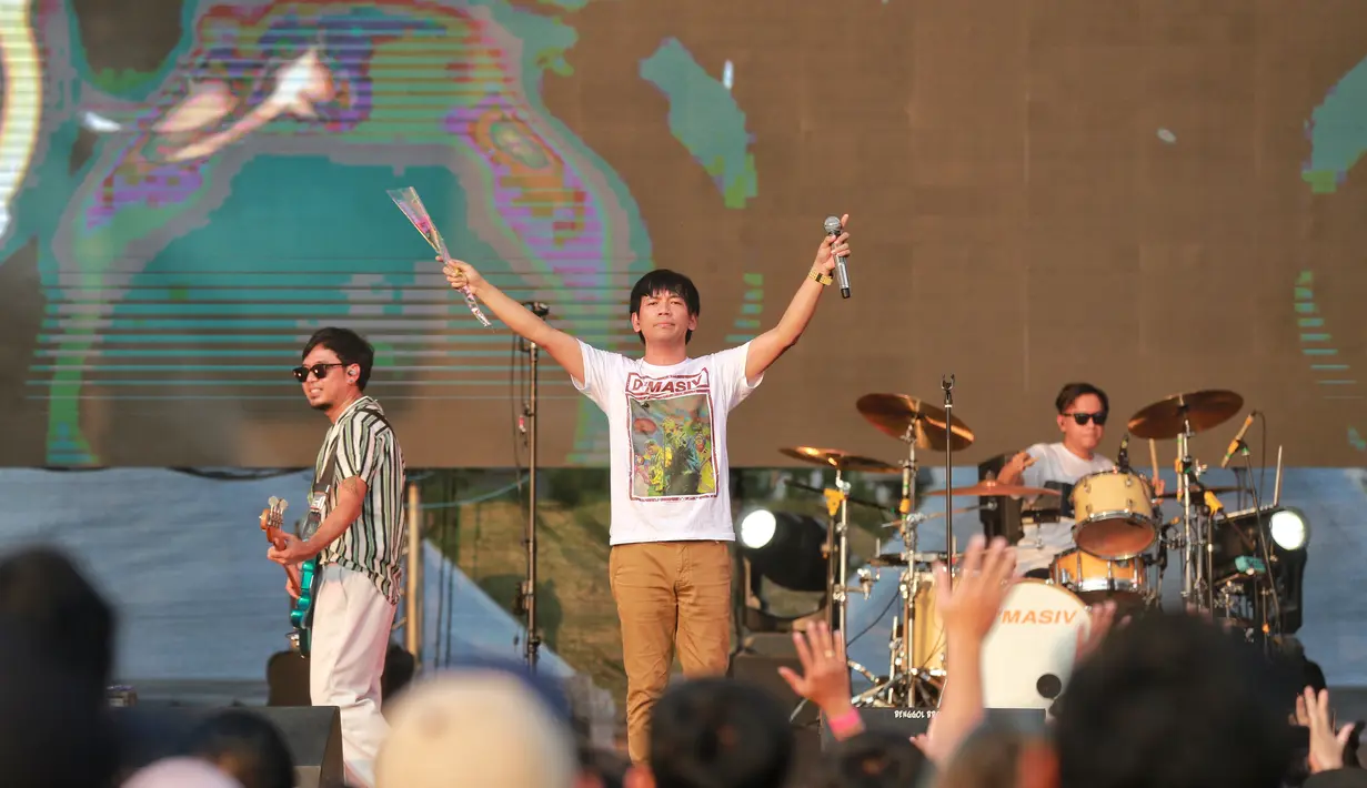 Tak ketinggalan aksi D'Masiv yang memiliki koleksi lagu galau. [Adrian Putra/Fimela.com]
