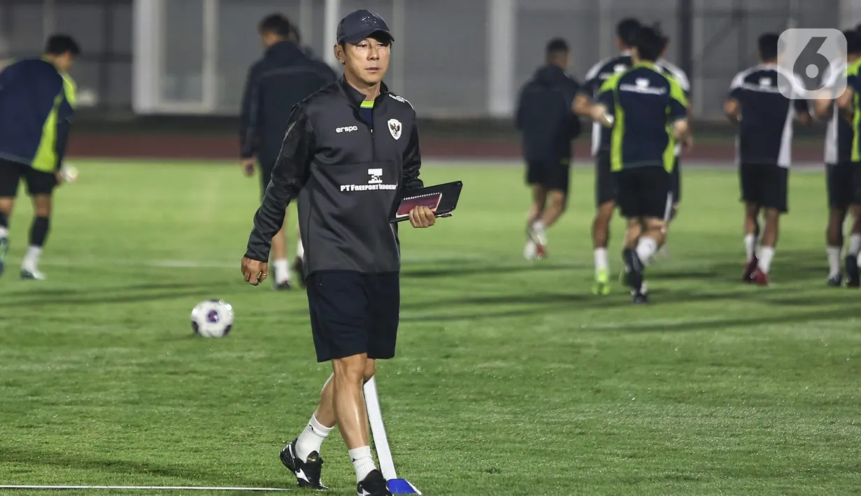 Pelatih timnas Indonesia, Shin Tae-yong saat memimpin langsung latihan kedua tim Garuda. (Liputan6.com/Angga Yuniar)